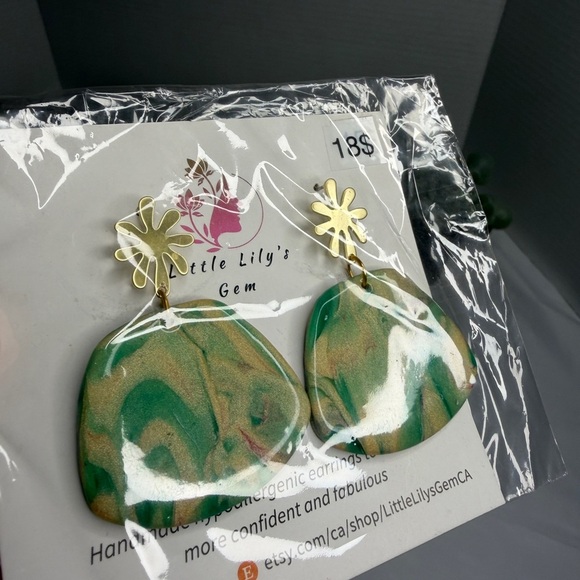 Handmade big dangly green earrings - Picture 3 of 4